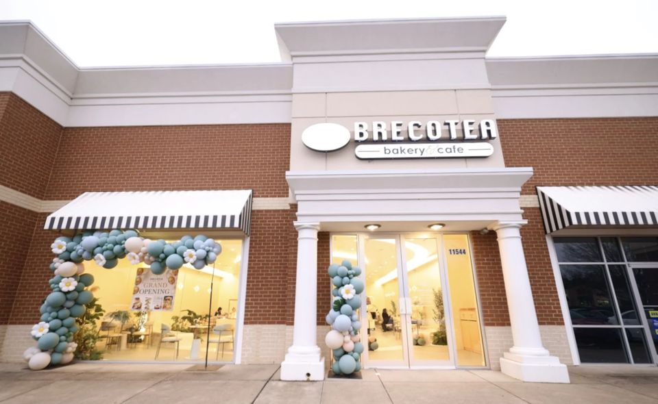 Brecotea bakery café storefront with a grand-opening balloon arch